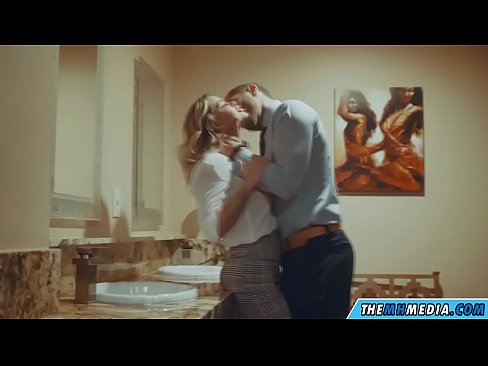 ❤️ Nalika pirang semok seduces sampeyan ing toilet umum ❤❌ Sluts ing pornojv.yespornpics-com.ru ❌